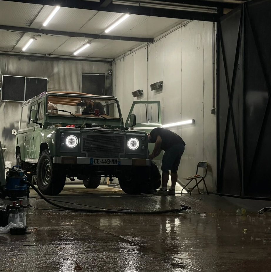Restauration d'un Defender en cours dans l'atelier Art & Custom