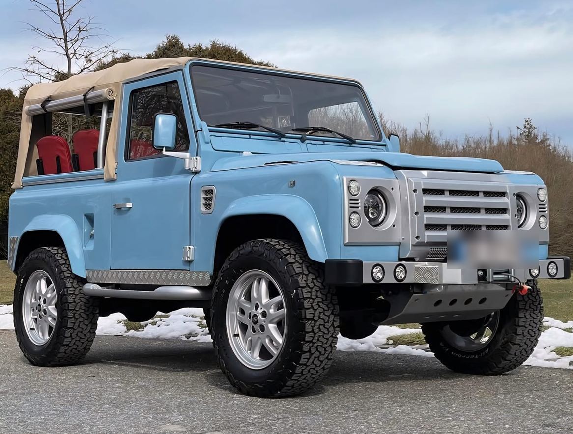 Defender bleu clair à capote beige, trois quarts avant
