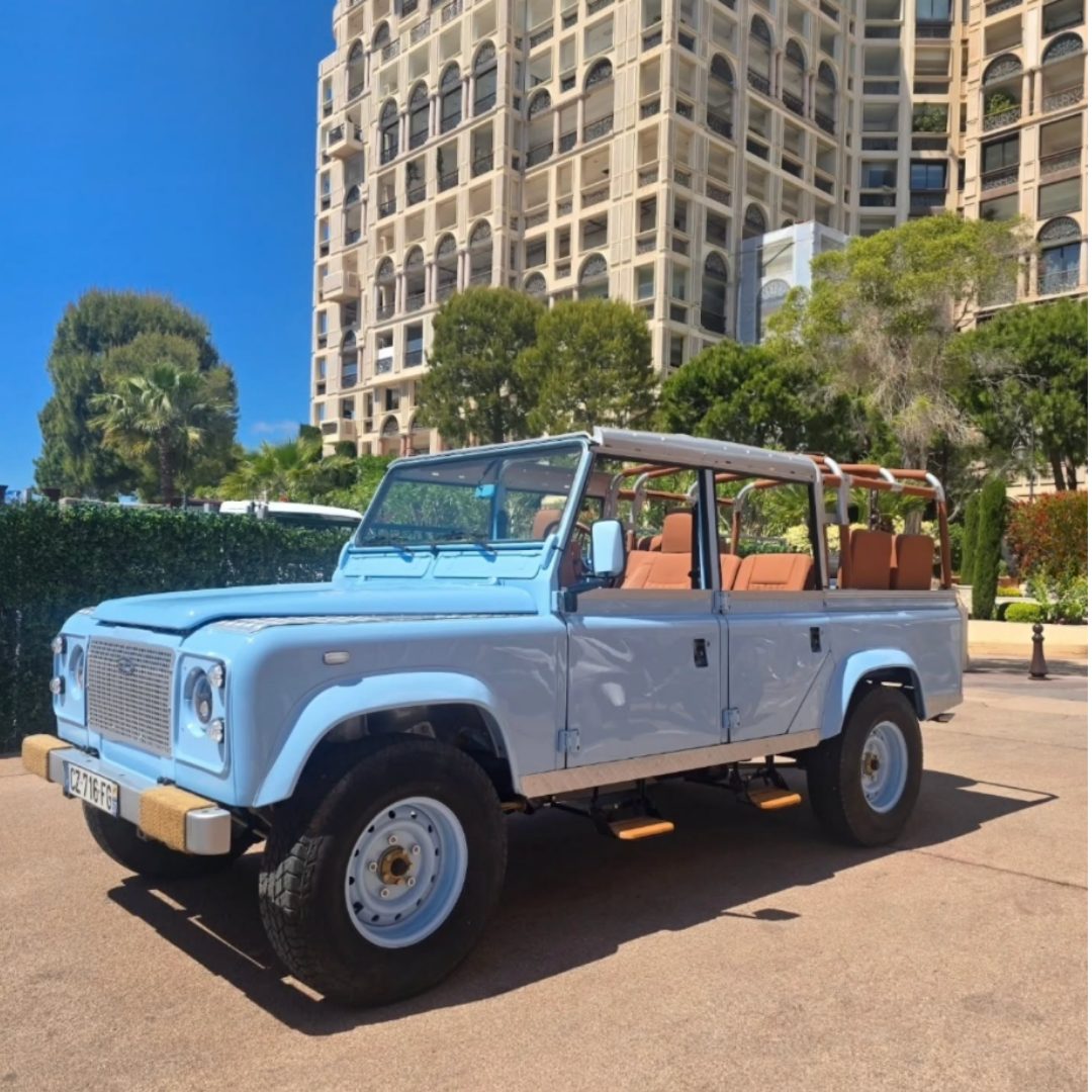 Land Rover Defender cabriolet bleu restauré à Monaco