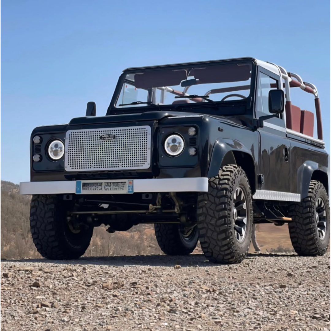 Land Rover Defender 90 bleu nuit à sellerie bordeaux, personnalisé par SUNCAR France