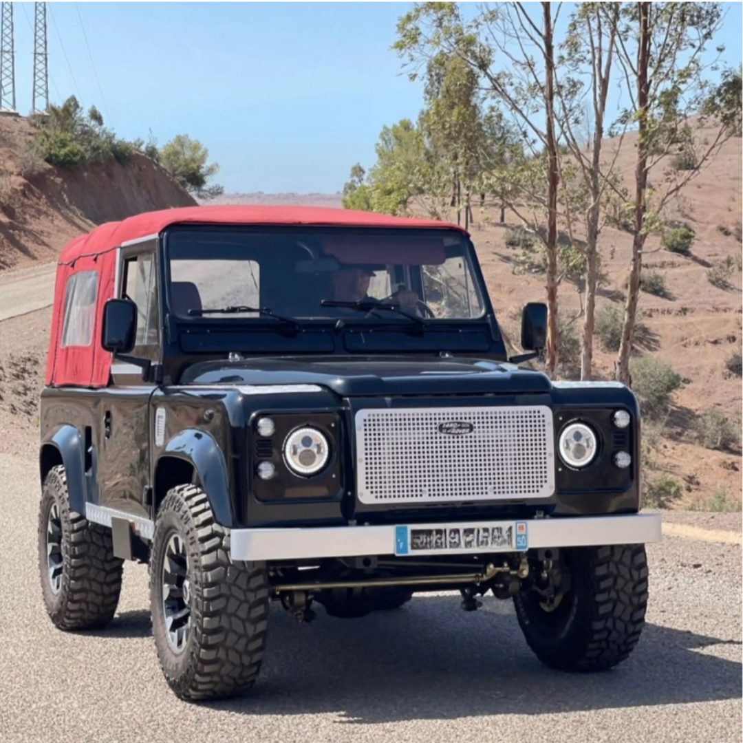Land Rover Defender restauré roulant sur route