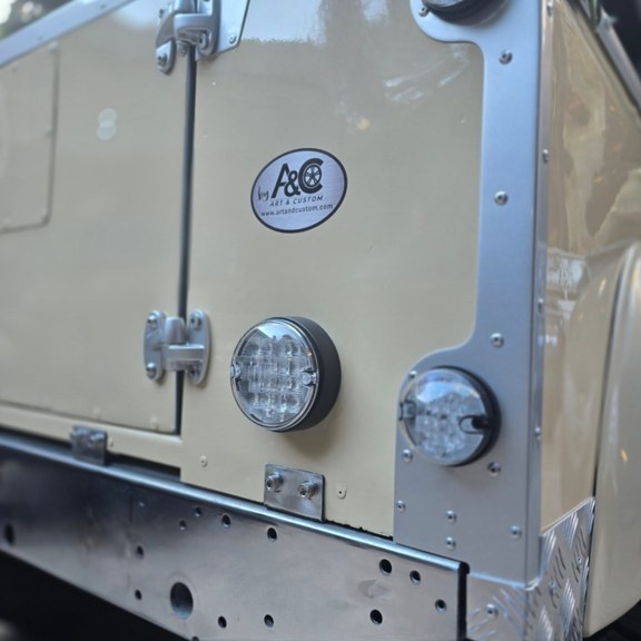 Détail Classic Defender — signature « by Art & Custom » et feux arrière LED