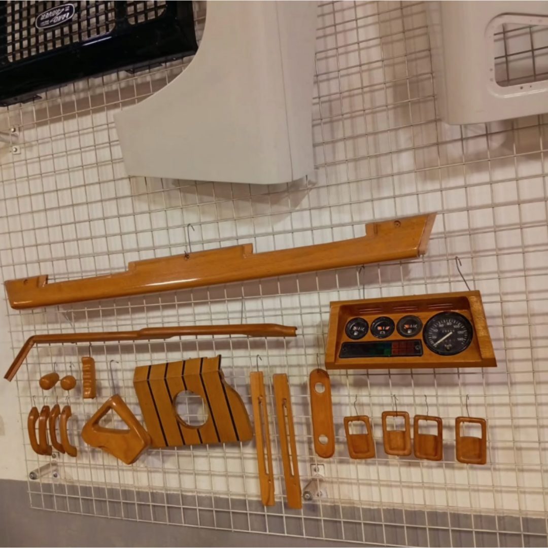 Finitions et détails en bois sur un Land Rover Defender personnalisé