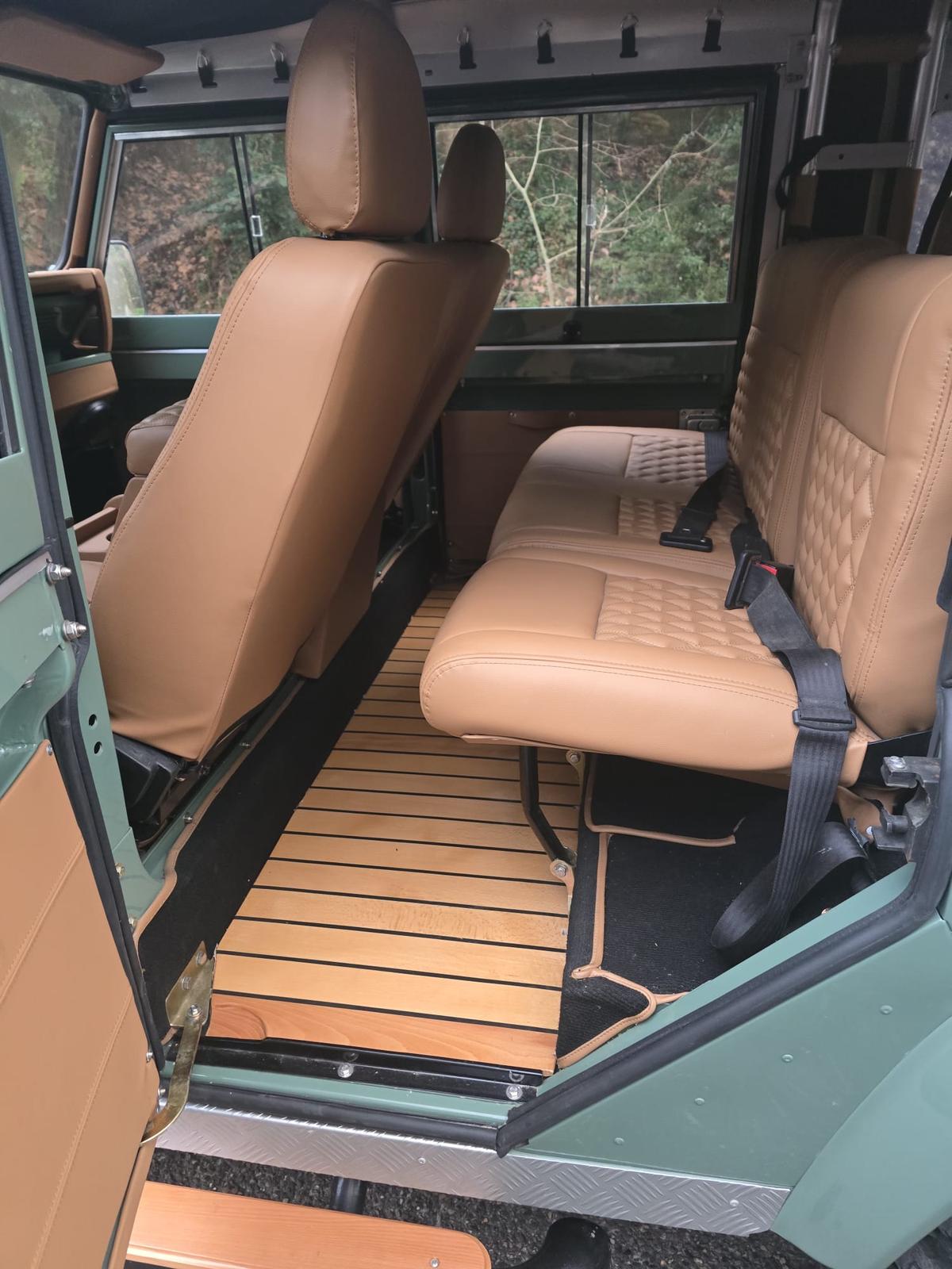 Banquette arrière de Defender en cuir cognac capitonné