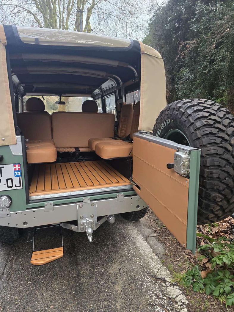 Coffre de Defender ouvert, plancher en bois traité