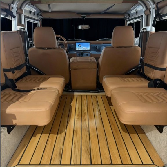Intérieur Classic Defender — habitacle cuir cognac, plancher teck et écran tactile