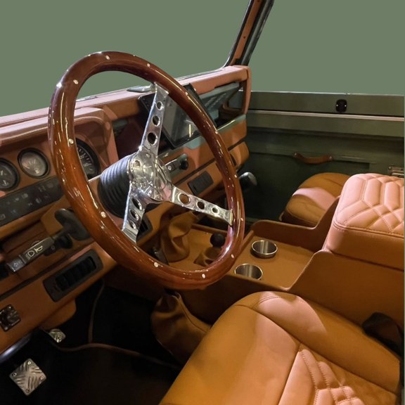 Intérieur Classic Defender — volant bois, planche de bord et sellerie cuir cognac