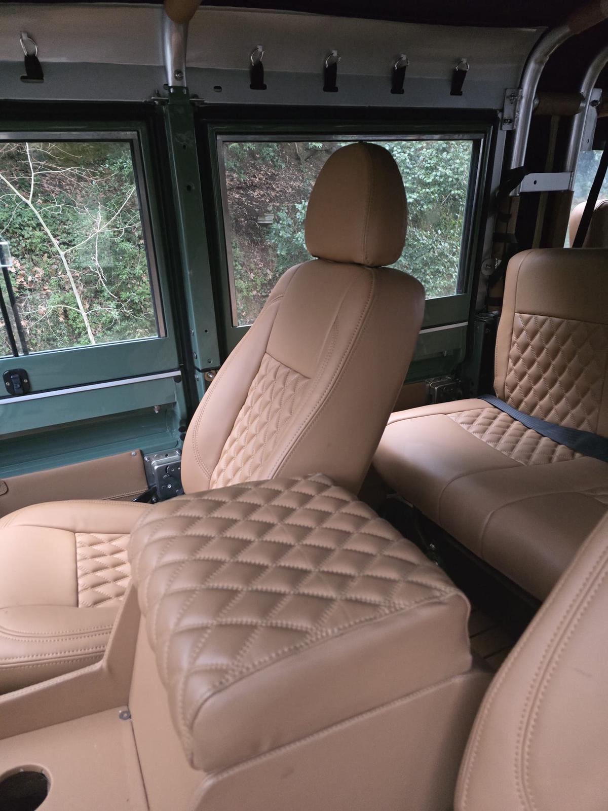 Détail de la sellerie cuir cognac d'un Defender restauré