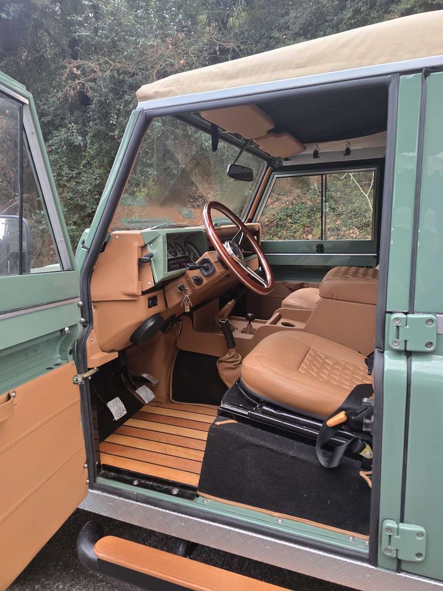 Intérieur de Defender vert, sellerie cuir cognac et plancher bois
