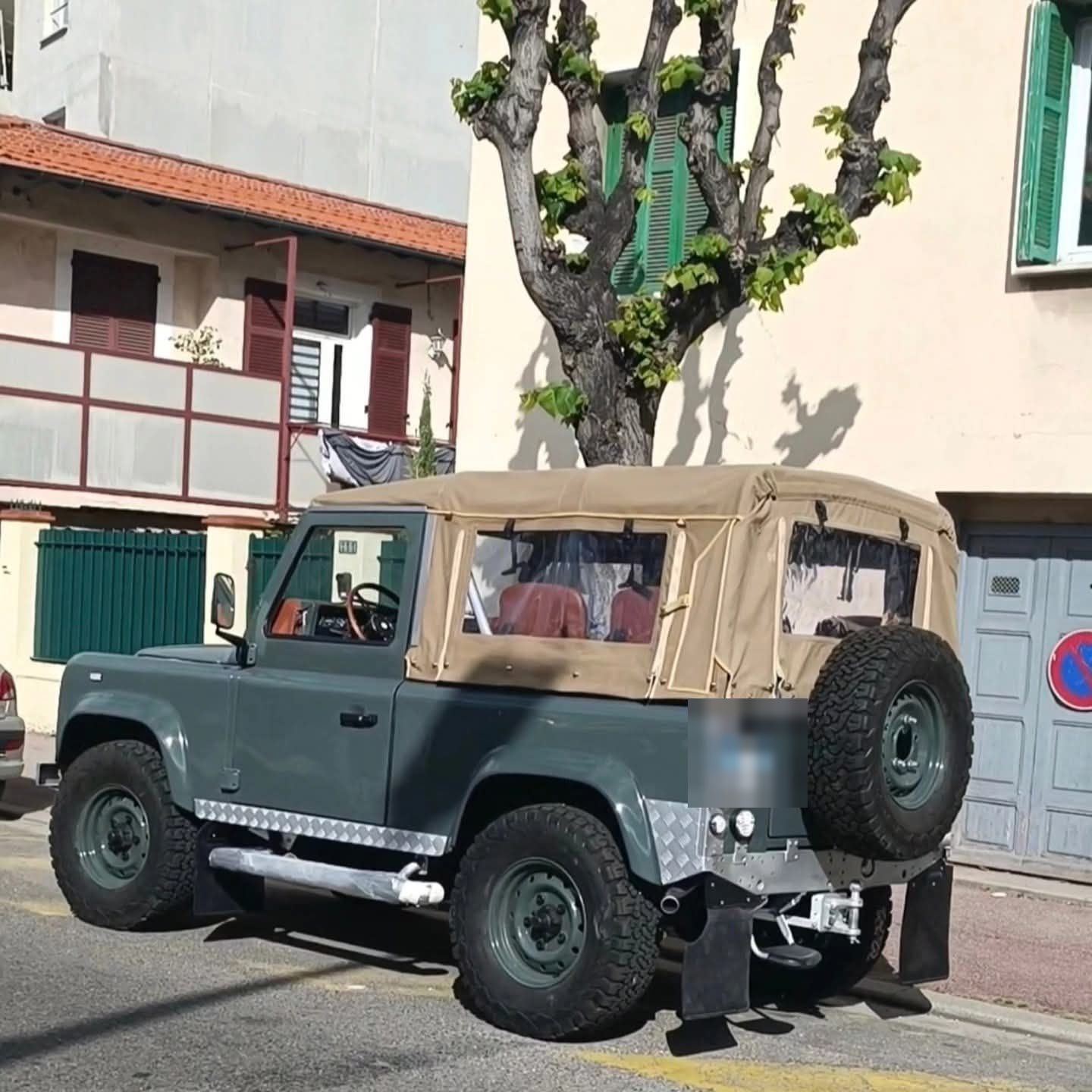 Defender kaki restauré, trois quarts arrière avec roue de secours
