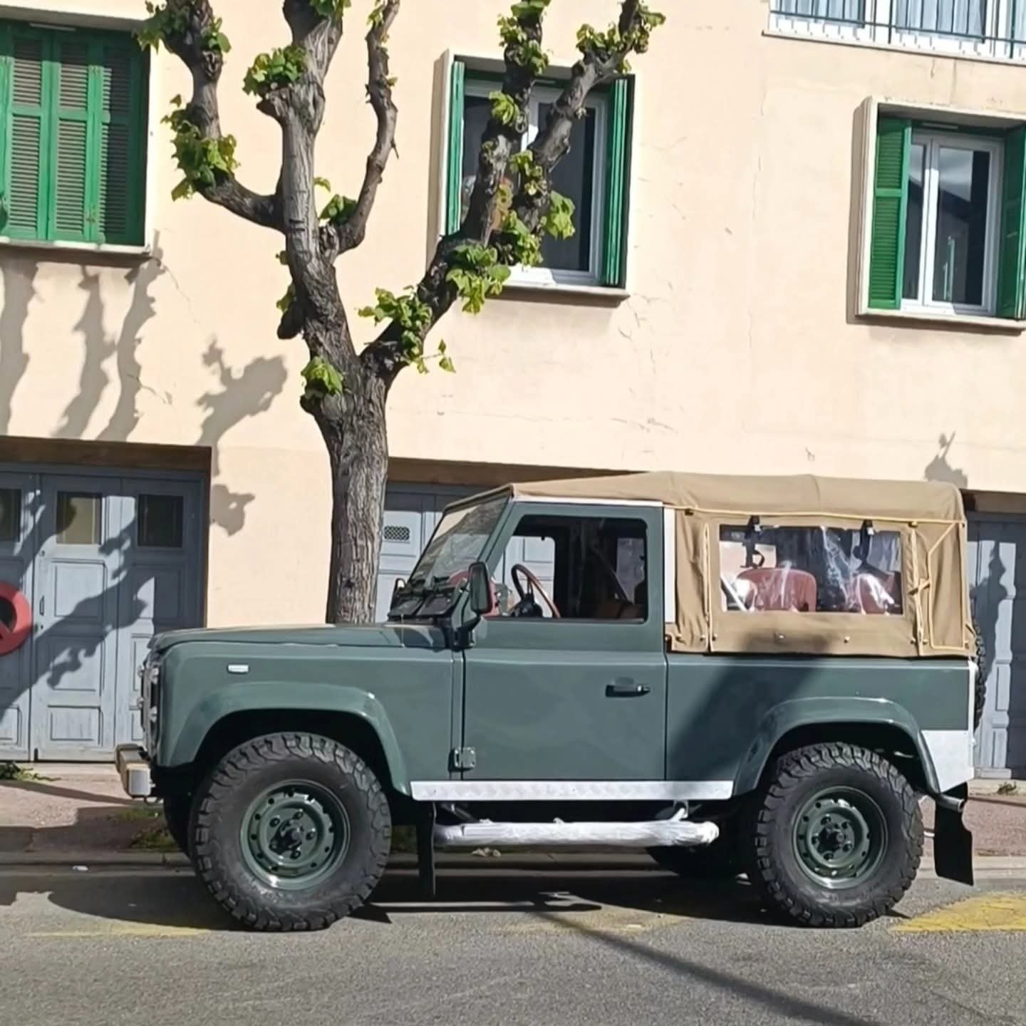 Defender kaki à capote beige, profil complet