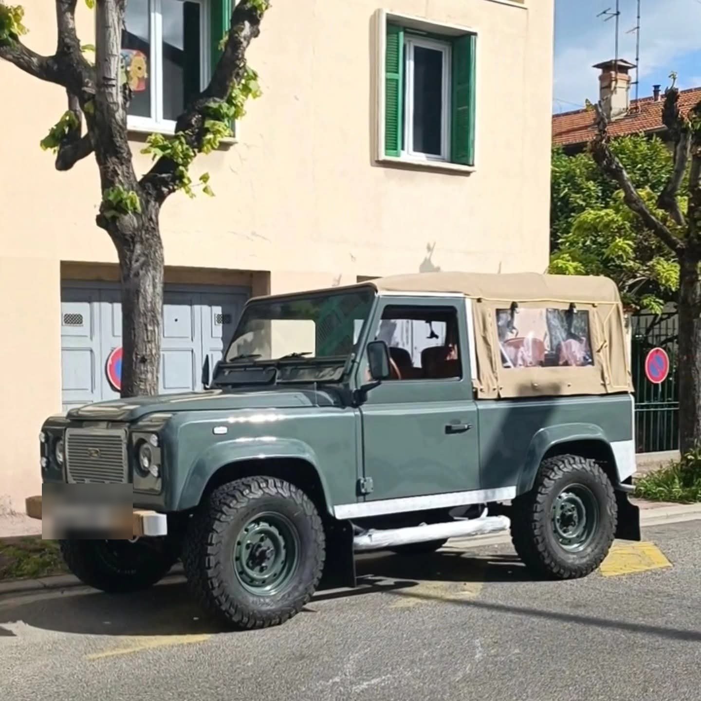Defender kaki à capote beige, vue latérale