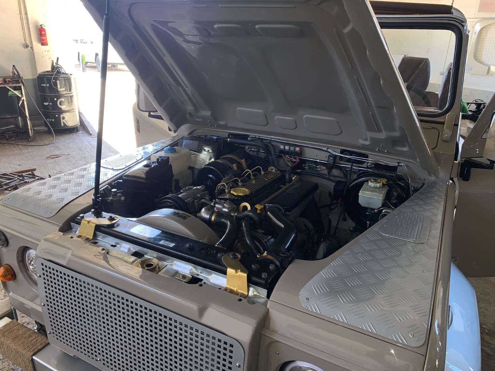 Compartiment moteur d'un Defender bleu restauré