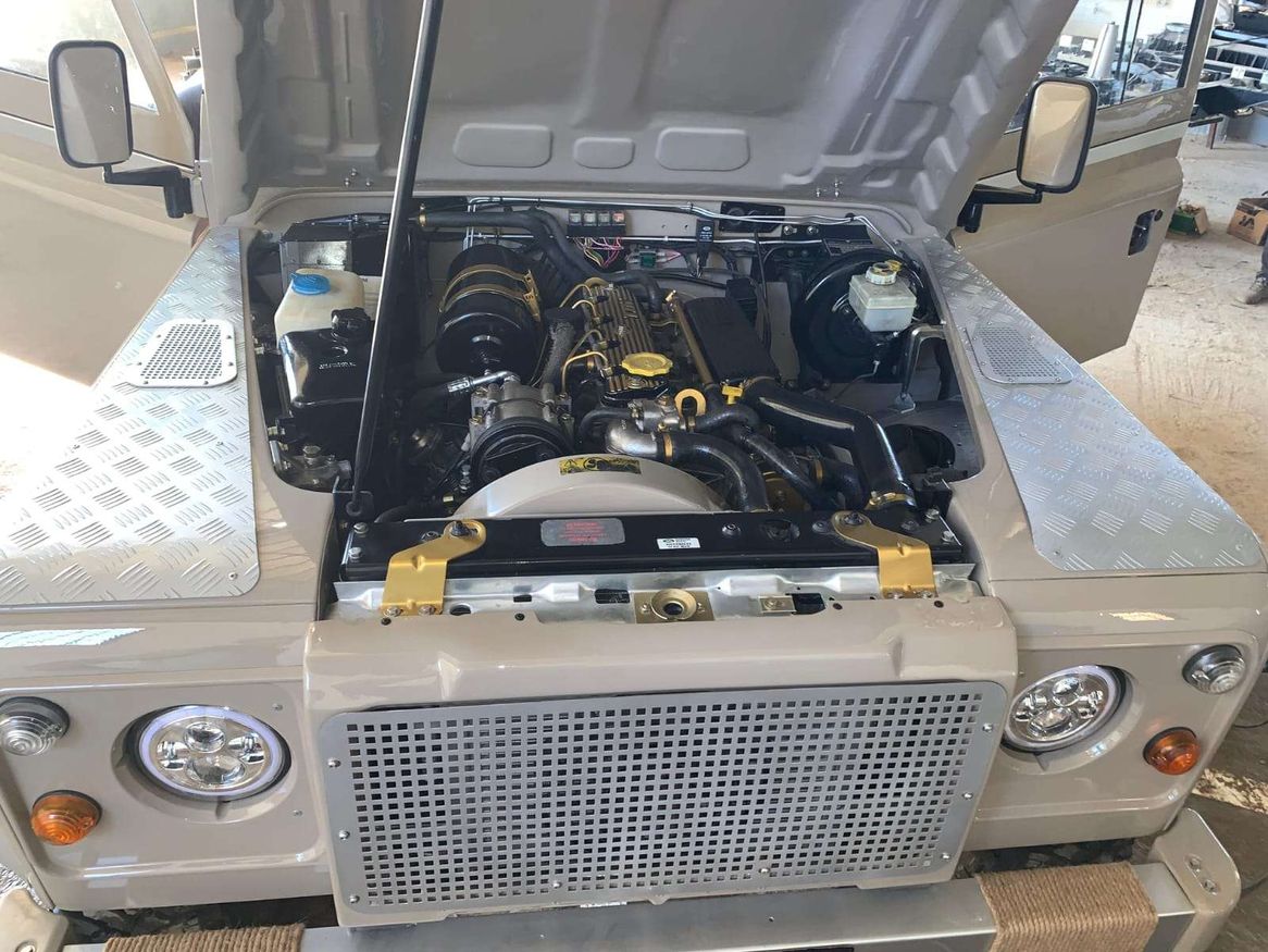 Compartiment moteur d'un Defender sable restauré