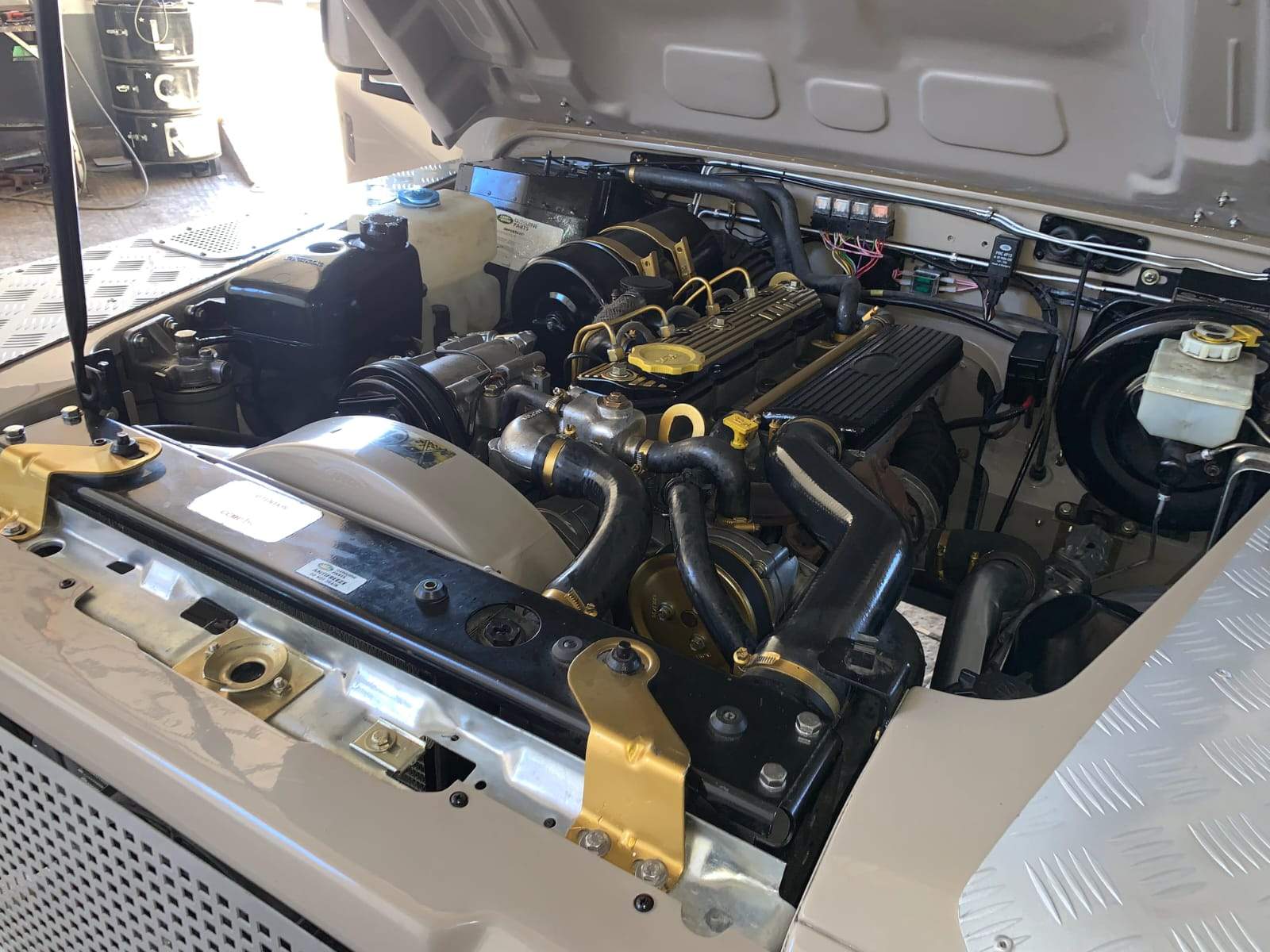 Détail du moteur d'un Defender, pièces traitées or