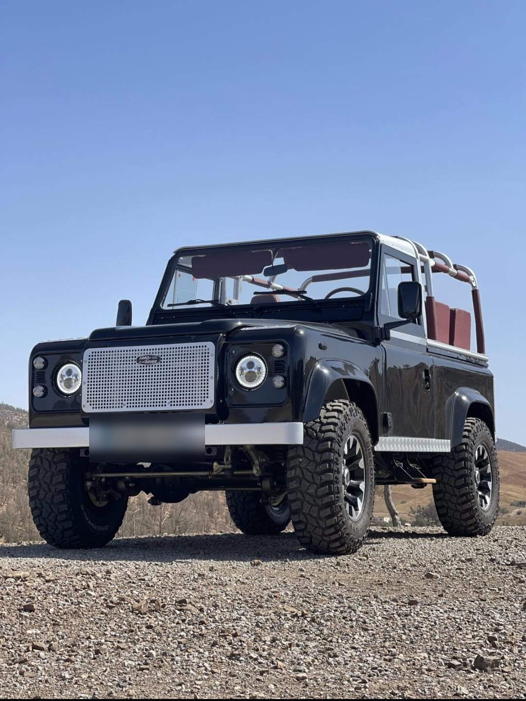 Land Rover Defender 90 noir restauré, vue de face