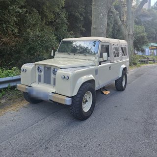 Trois quarts avant du Defender beige