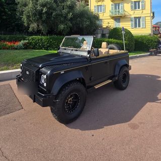 Trois quarts avant du Defender 90 noir mat