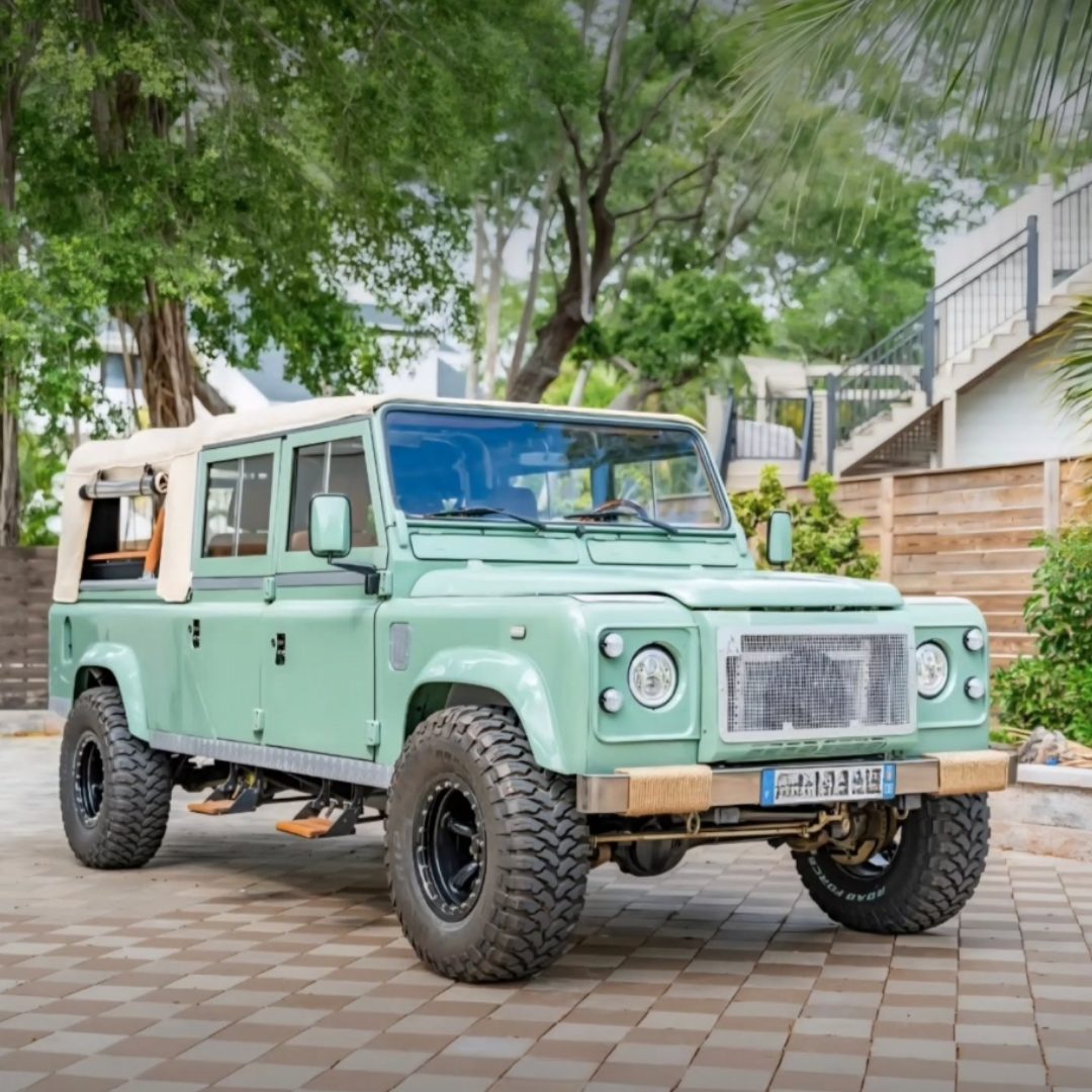 Land Rover Defender 130 vert d'eau restauré et personnalisé par SUNCAR France